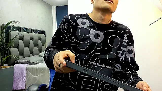 Snapshot of roan_birkin chatting on 10-02-25, 07:32 roan birkin online show from 10-02-25, 07:32