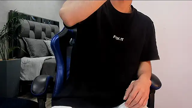 Snapshot of roan_birkin chatting on 10-20-25, 08:20 roan birkin online show from 10-20-25, 08:20