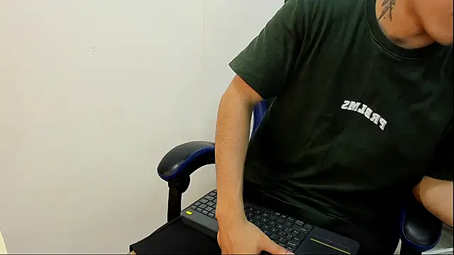 Snapshot of roan_birkin chatting on 11-02-25, 08:00 roan birkin online show from 11-02-25, 08:00