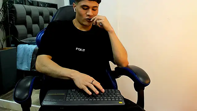 Snapshot of roan_birkin chatting on 11-09-25, 07:45 roan birkin online show from 11-09-25, 07:45