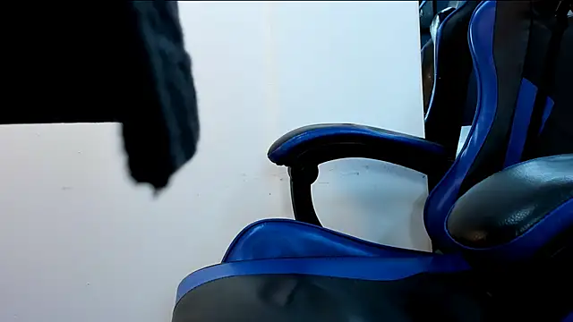 Snapshot of roan_birkin chatting on 12-13-25, 07:53 roan birkin online show from 12-13-25, 07:53