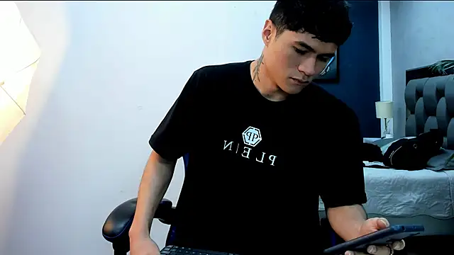 Snapshot of roan_birkin chatting on 12-16-25, 10:15 roan birkin online show from 12-16-25, 10:15