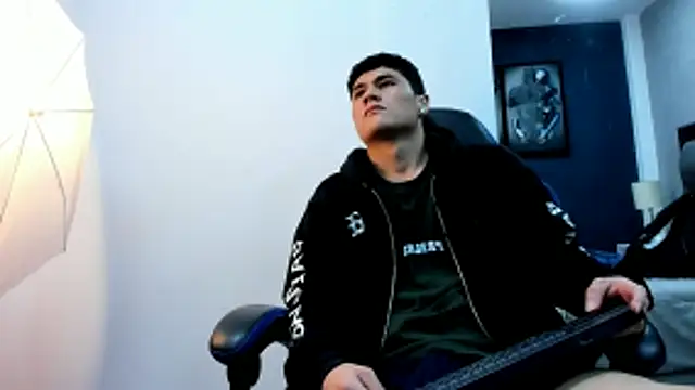 Snapshot of roan_birkin chatting on 12-20-25, 07:21 roan birkin online show from 12-20-25, 07:21