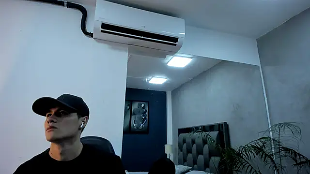 Snapshot of roan_birkin chatting on 12-21-25, 07:43 roan birkin online show from 12-21-25, 07:43