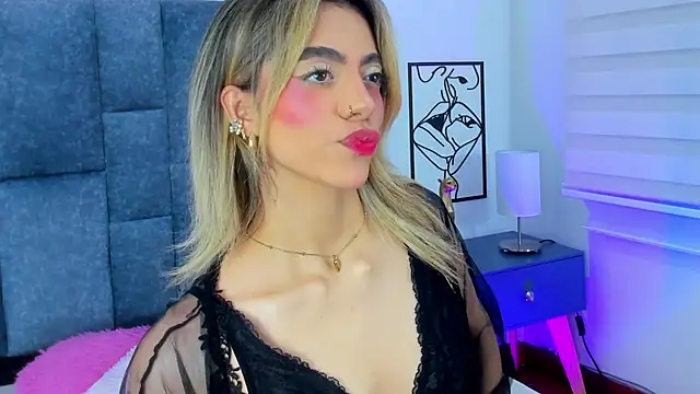 Snapshot of Violetta_Ficher chatting on 02-21-26, 02:23 Violetta Ficher online show from 02-21-26, 02:23