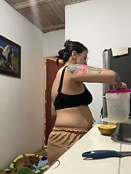 Snapshot of Emma_Giraldo chatting on 10-29-25, 12:13 Emma Giraldo online show from 10-29-25, 12:13