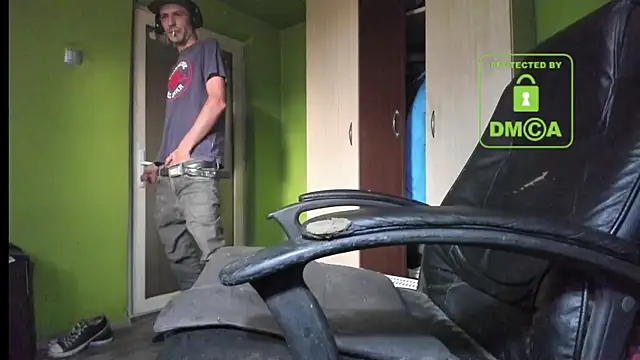 Snapshot of BigCumShoot chatting on 09-28-25, 06:52 BigCumShoot online show from 09-28-25, 06:52