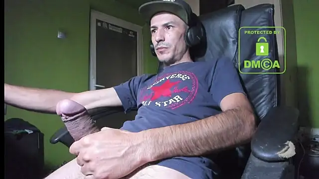 Snapshot of BigCumShoot chatting on 09-29-25, 06:40 BigCumShoot online show from 09-29-25, 06:40