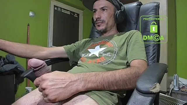 Snapshot of BigCumShoot chatting on 10-11-25, 04:12 BigCumShoot online show from 10-11-25, 04:12