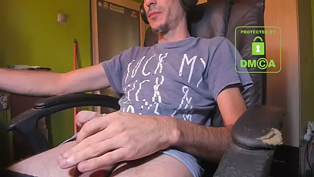 Snapshot of BigCumShoot chatting on 11-02-25, 07:33 BigCumShoot online show from 11-02-25, 07:33