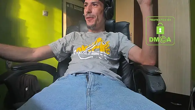 Snapshot of BigCumShoot chatting on 11-17-25, 06:19 BigCumShoot online show from 11-17-25, 06:19