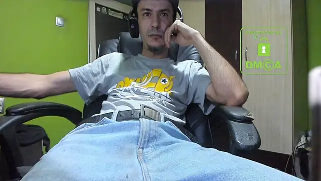 Snapshot of BigCumShoot chatting on 11-21-25, 04:22 BigCumShoot online show from 11-21-25, 04:22