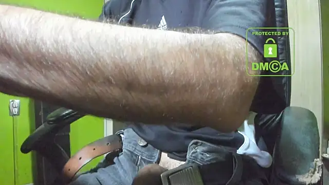 Snapshot of BigCumShoot chatting on 12-15-25, 07:23 BigCumShoot online show from 12-15-25, 07:23