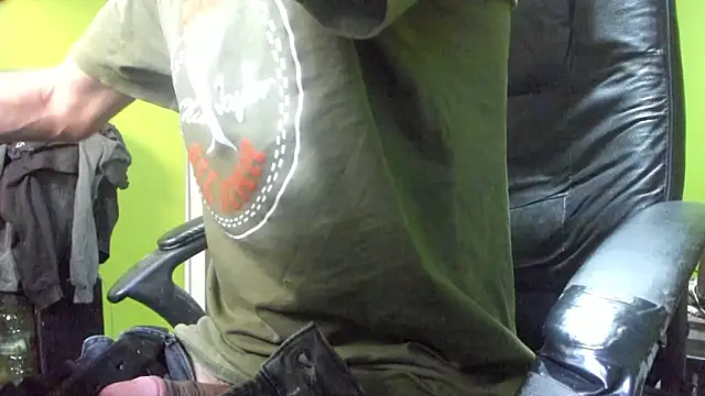 Snapshot of BigCumShoot chatting on 02-20-26, 06:10 BigCumShoot online show from 02-20-26, 06:10