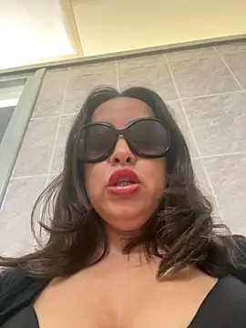 Snapshot of laarti chatting on 10-18-25, 10:27 laarti online show from 10-18-25, 10:27