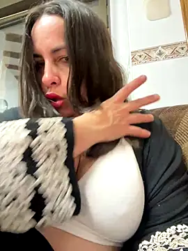 Snapshot of laarti chatting on 10-18-25, 11:27 laarti online show from 10-18-25, 11:27