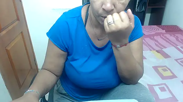 Snapshot of Siblleyx chatting on 01-22-25, 04:02 Siblleyx online show from 01-22-25, 04:02