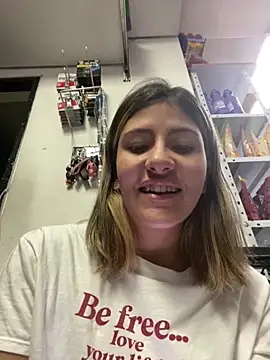 Snapshot of Andrea18_blonde chatting on 02-13-26, 07:21 Andrea18 blonde online show from 02-13-26, 07:21