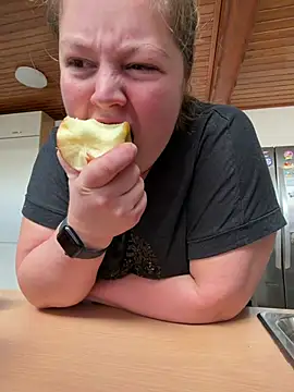 Snapshot of Lars-Lola chatting on 02-21-26, 11:44 Lars-Lola online show from 02-21-26, 11:44