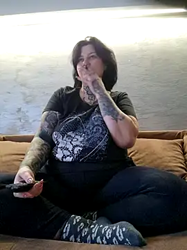 Snapshot of CannabisQueenn chatting on 11-17-25, 07:25 CannabisQueenn online show from 11-17-25, 07:25