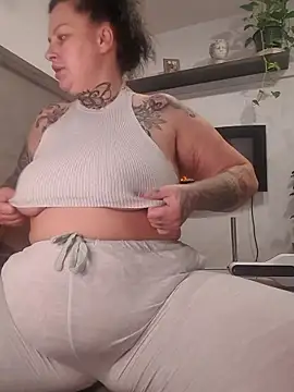 Snapshot of CannabisQueenn chatting on 11-21-25, 09:08 CannabisQueenn online show from 11-21-25, 09:08