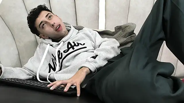 Snapshot of erickblaze_wm chatting on 02-18-25, 01:11 erickblaze wm online show from 02-18-25, 01:11