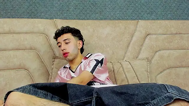 Snapshot of erickblaze_wm chatting on 02-22-25, 01:46 erickblaze wm online show from 02-22-25, 01:46