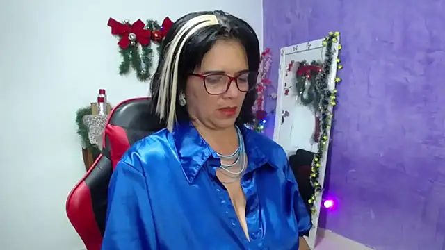 Snapshot of sarasmith3 chatting on 12-19-25, 01:01 sarasmith3 online show from 12-19-25, 01:01