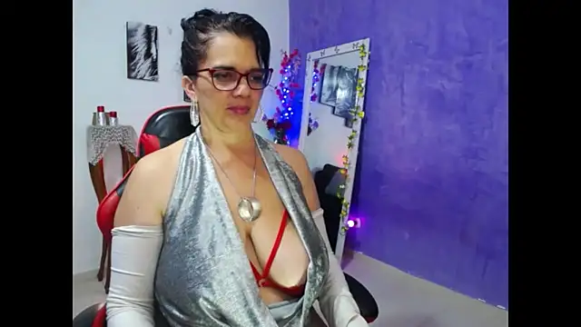 Snapshot of sarasmith3 chatting on 02-04-26, 02:39 sarasmith3 online show from 02-04-26, 02:39