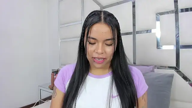 ZoeWan69 online show from 04-26-26, 12:58