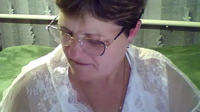 Snapshot of ElzaJewel chatting on 10-18-25, 06:52 ElzaJewel online show from 10-18-25, 06:52