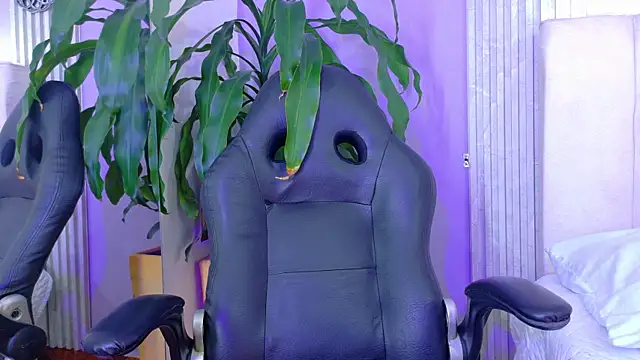 Snapshot of triana_crimson chatting on 03-10-26, 02:55 triana crimson online show from 03-10-26, 02:55