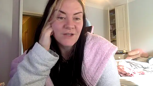 Snapshot of AureliaXOX chatting on 02-05-25, 02:16 AureliaXOX online show from 02-05-25, 02:16