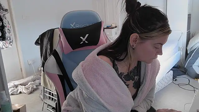 Snapshot of AureliaXOX chatting on 03-02-25, 03:48 AureliaXOX online show from 03-02-25, 03:48