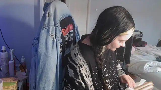 Snapshot of AureliaXOX chatting on 09-18-25, 12:29 AureliaXOX online show from 09-18-25, 12:29