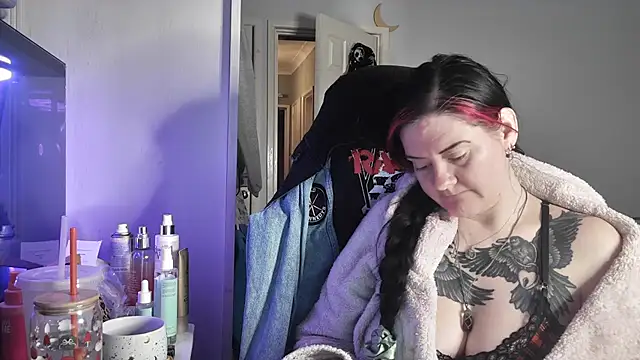 Snapshot of AureliaXOX chatting on 12-16-25, 02:33 AureliaXOX online show from 12-16-25, 02:33