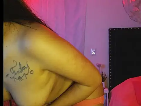 Snapshot of SallyWhitee chatting on 03-17-25, 06:07 SallyWhitee online show from 03-17-25, 06:07