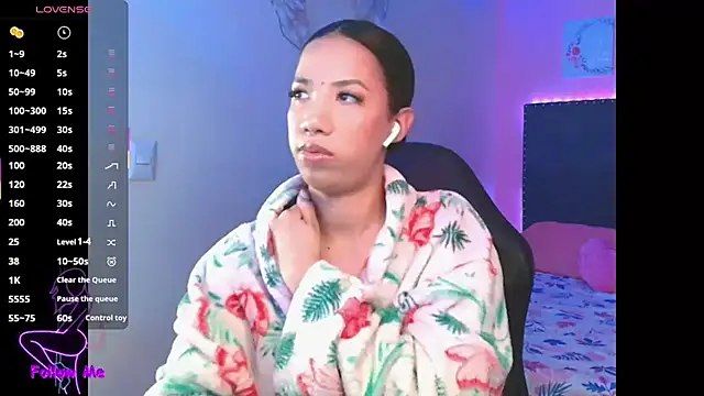 Snapshot of SallyWhitee chatting on 09-17-25, 03:52 SallyWhitee online show from 09-17-25, 03:52