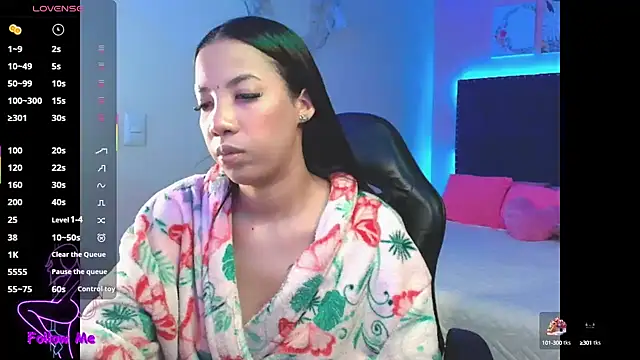 Snapshot of SallyWhitee chatting on 10-04-25, 04:21 SallyWhitee online show from 10-04-25, 04:21