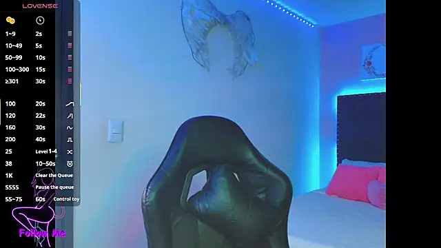 Snapshot of SallyWhitee chatting on 10-27-25, 03:43 SallyWhitee online show from 10-27-25, 03:43