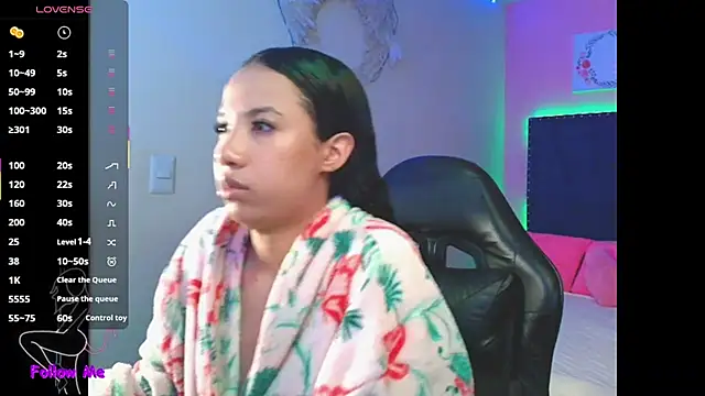 Snapshot of SallyWhitee chatting on 11-23-25, 04:01 SallyWhitee online show from 11-23-25, 04:01