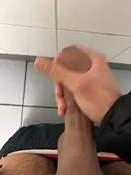 Snapshot of amialiii chatting on 02-13-25, 10:43 amialiii online show from 02-13-25, 10:43