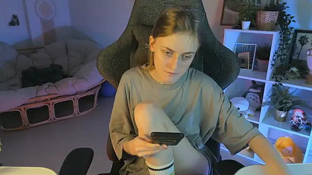 Snapshot of KiraMontoya chatting on 03-02-25, 02:10 KiraMontoya online show from 03-02-25, 02:10