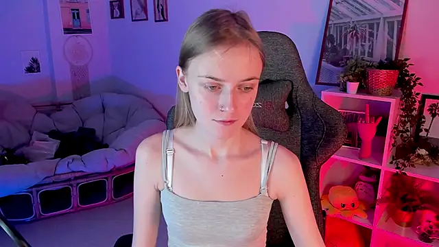 Snapshot of KiraMontoya chatting on 03-07-25, 05:06 KiraMontoya online show from 03-07-25, 05:06