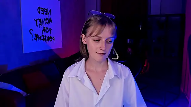 Snapshot of KiraMontoya chatting on 09-17-25, 08:32 KiraMontoya online show from 09-17-25, 08:32