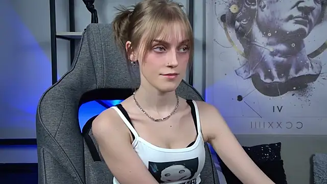 Snapshot of KiraMontoya chatting on 03-13-26, 11:55 KiraMontoya online show from 03-13-26, 11:55