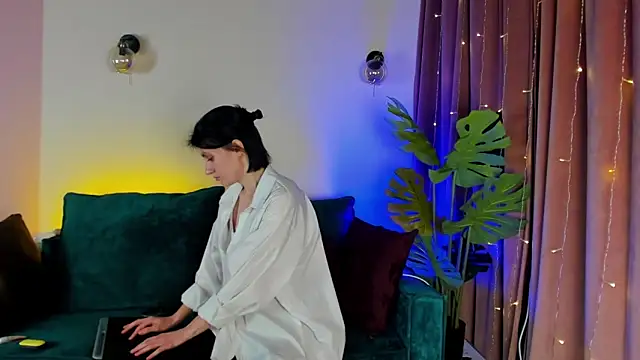 Snapshot of roxy_riot_ chatting on 02-15-25, 01:21 roxy riot online show from 02-15-25, 01:21