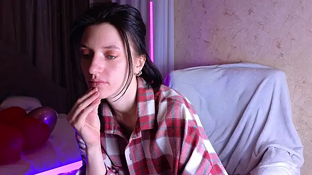 Snapshot of roxy_riot_ chatting on 02-17-25, 04:31 roxy riot online show from 02-17-25, 04:31