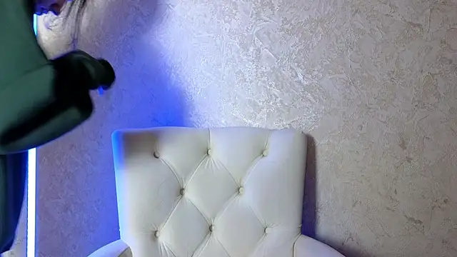 Snapshot of roxy_riot_ chatting on 03-19-25, 01:32 roxy riot online show from 03-19-25, 01:32