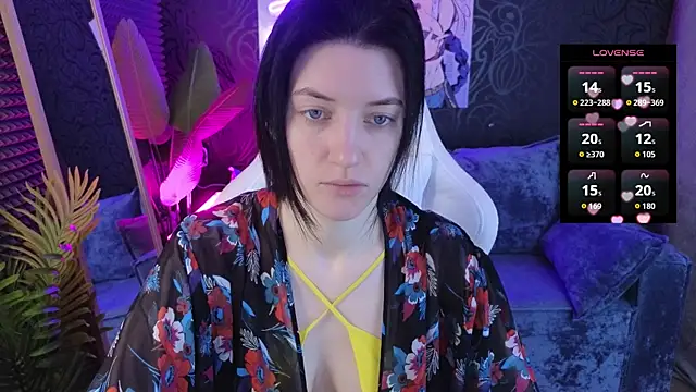 Snapshot of roxy_riot_ chatting on 12-17-25, 01:22 roxy riot online show from 12-17-25, 01:22